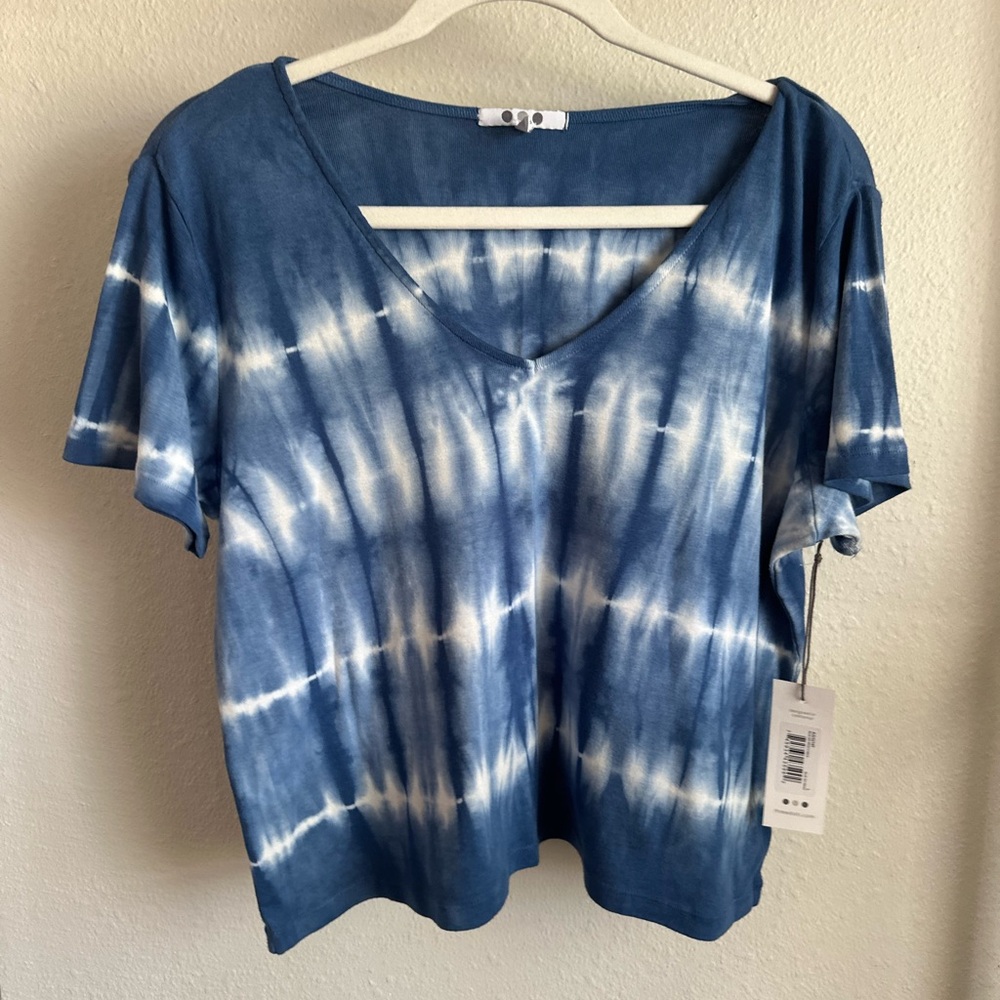 THREE DOTS Blue SKY WASH Tie-Dye V-Neck Women's Top.